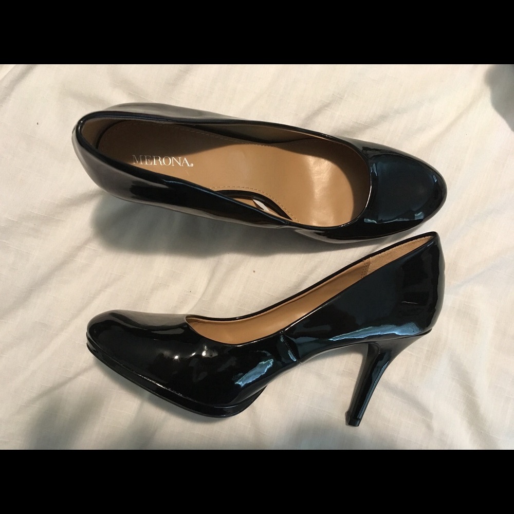 Black pumps, never worn, size 8